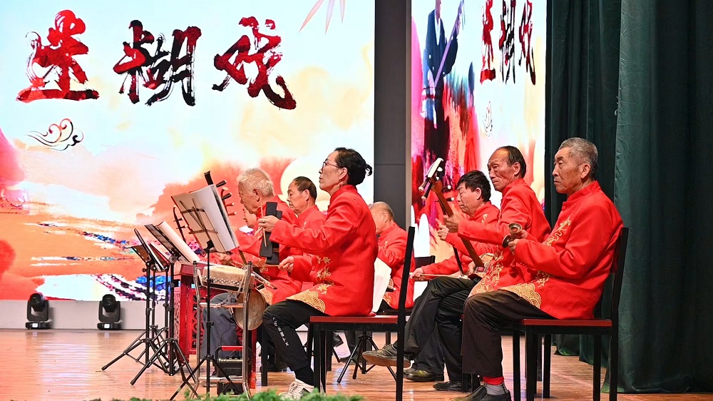 六师芳草湖农场迷糊戏团队乐队成员在表演中.jpg