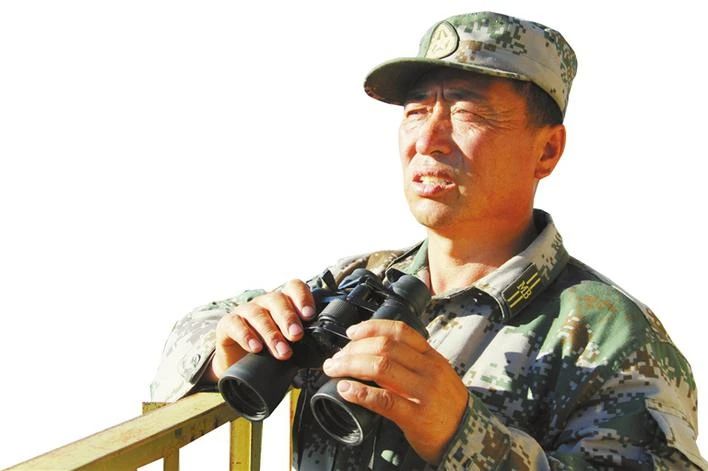 马军武在查看水情（资料图片）。.jpg