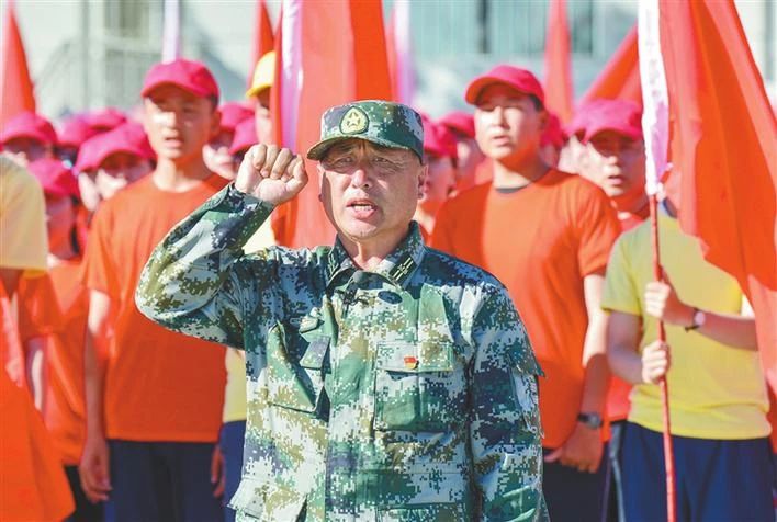 马军武与各族干部群众一起参加爱国主义教育活动（资料图片）。 兵团日报记者 陈洋 摄.jpg