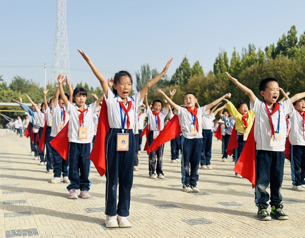 学生正在跳韵律操  李萍  摄.png