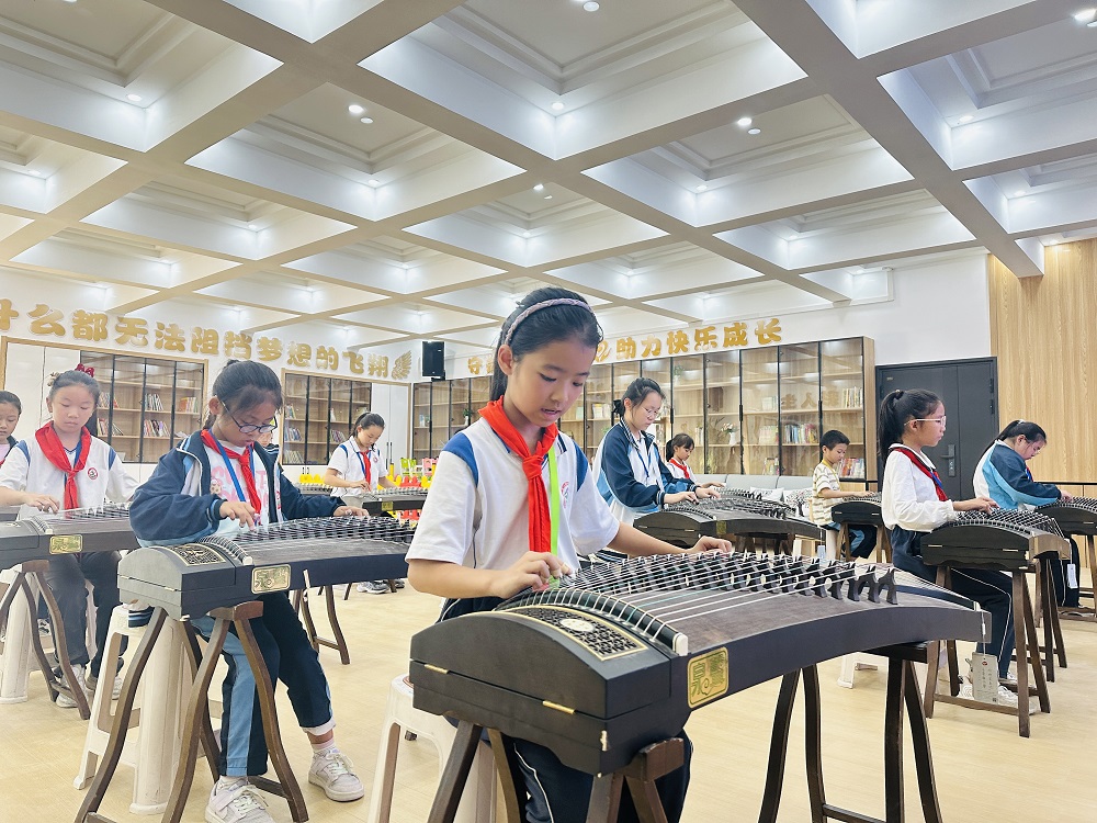 学生们正在学习古筝  李萍 摄.png