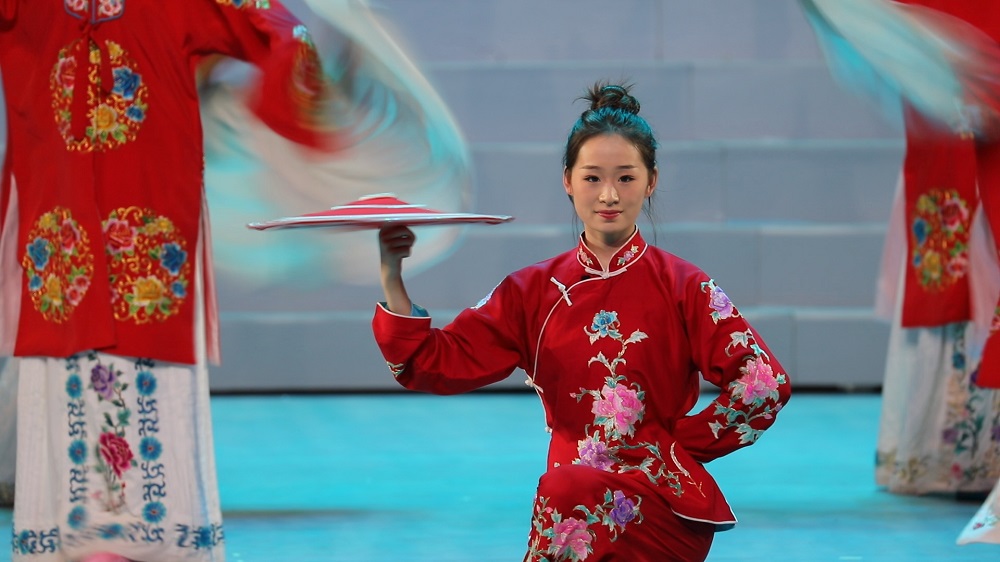 戏曲联唱《豪情壮志唱兵团》节目中手帕功表演.jpg