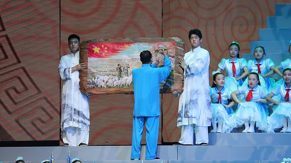 节目中加入烙画元素突出非遗的主题.jpg