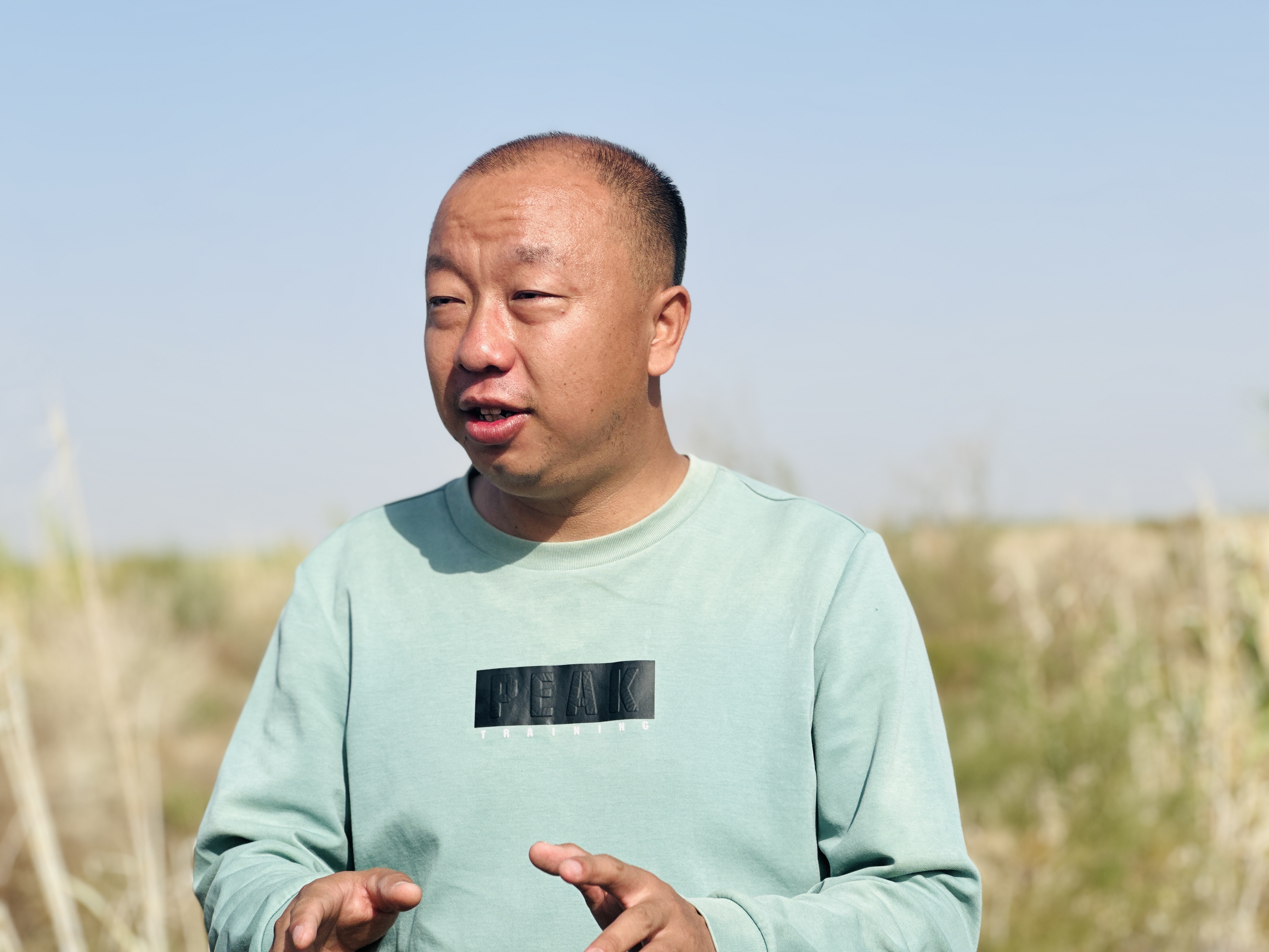“90后”护林员夏万林和他守护的生态林。李萍 摄 (2).jpg