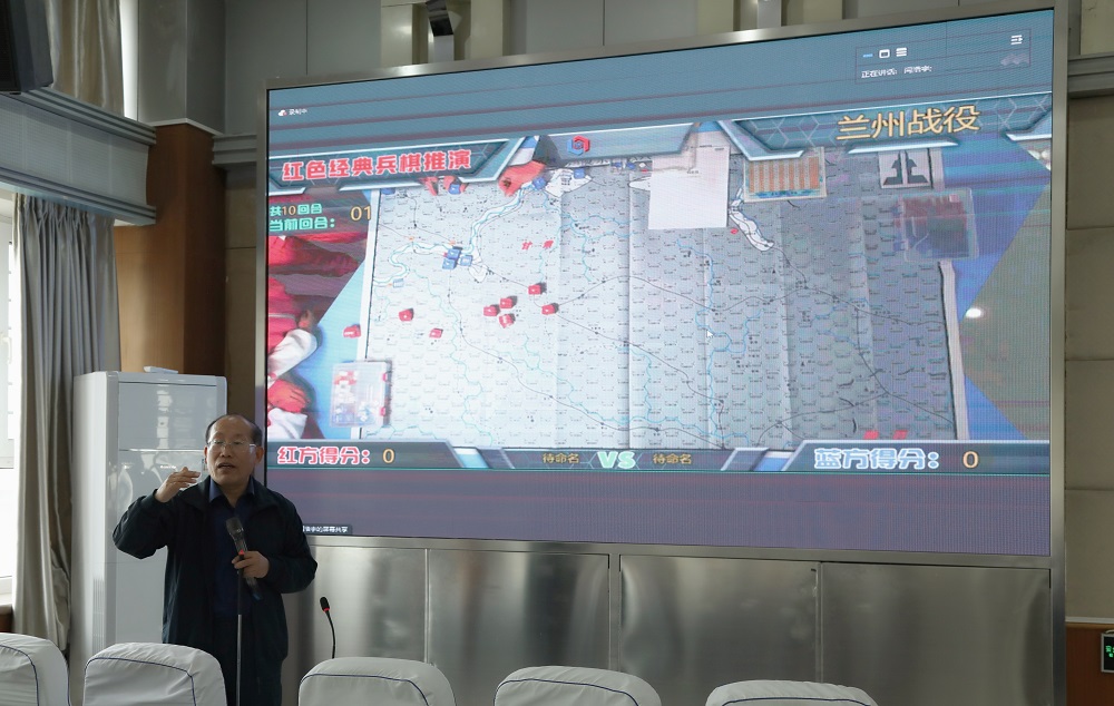 老师在讲解兵棋推演。梁艳摄.jpg