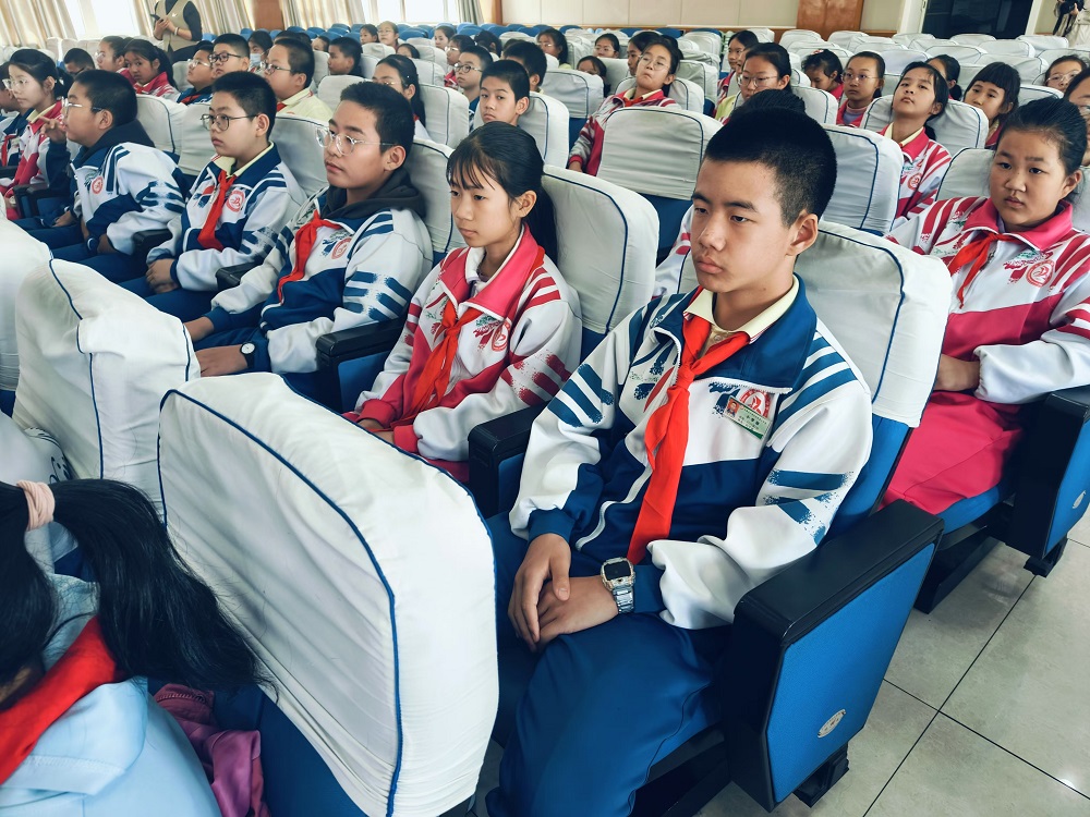 学生们认真聆听讲座。梁艳摄.jpg