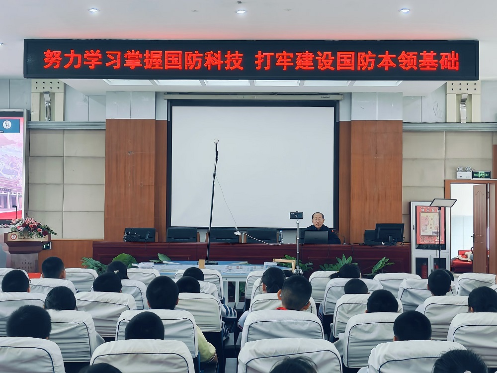 老师在授课。梁艳摄.jpg