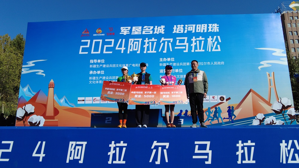 获奖选手。胡杨网记者 李雨浪 摄2.jpg