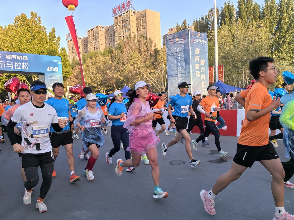 选手们激情开跑。胡杨网记者 李雨浪 摄.jpg