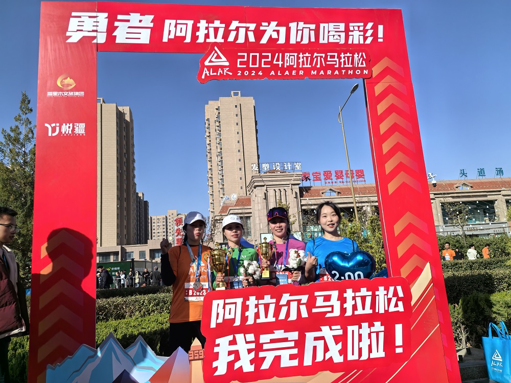 参赛选手在活动现场打卡拍照。胡杨网记者 李雨浪 摄.jpg