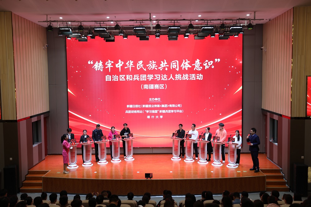 进入晋级赛的选手们作答。胡杨网 郭雪伟 李雨浪 摄.jpg