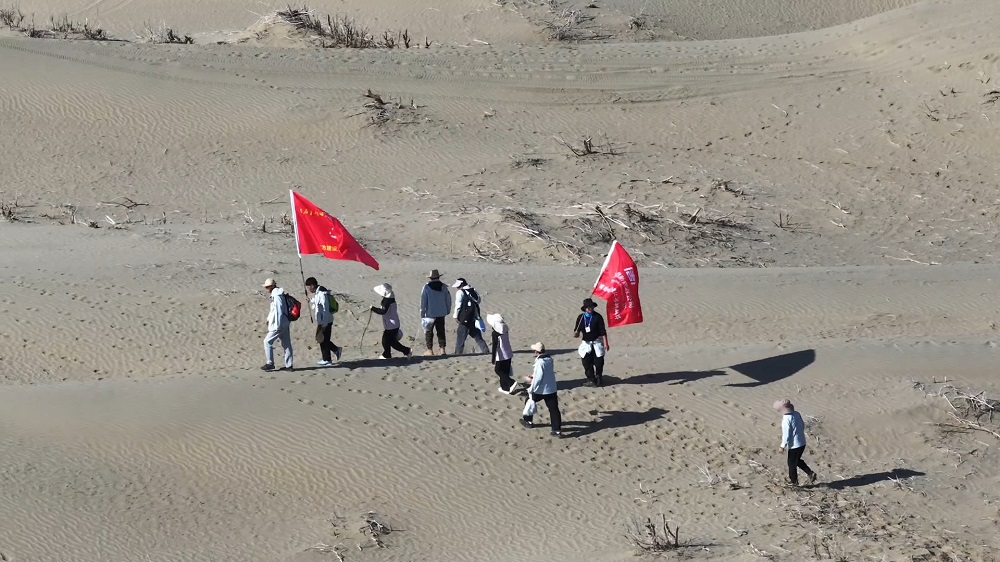 参赛选手在沙漠徒步中（郭洋摄）.jpg