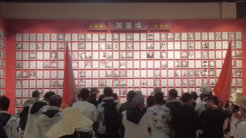 参赛选手参观中国人民解放军进军和田纪念馆（唐媛媛摄）.jpg