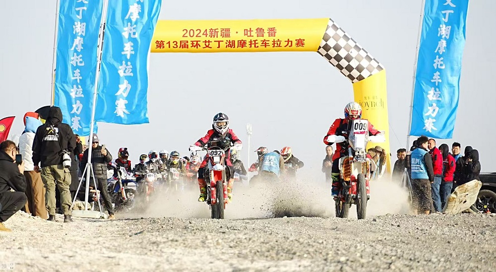 参加2024新疆·吐鲁番第十三届环艾丁湖摩托车拉力赛的选手在比赛中。梁艳摄.jpg