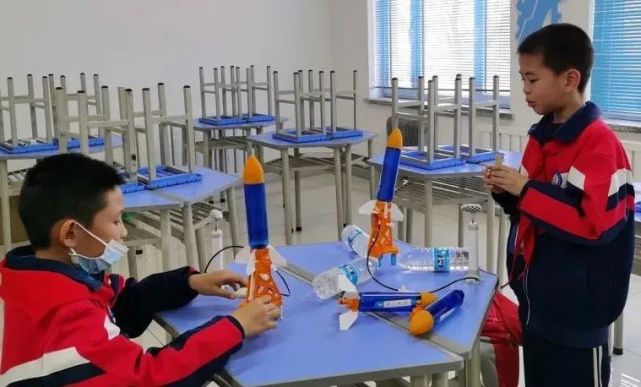 石河子第五中学航空航天模型工作室学生在讲解水火箭工作原理。李雨浪  韩晓怡.jpg