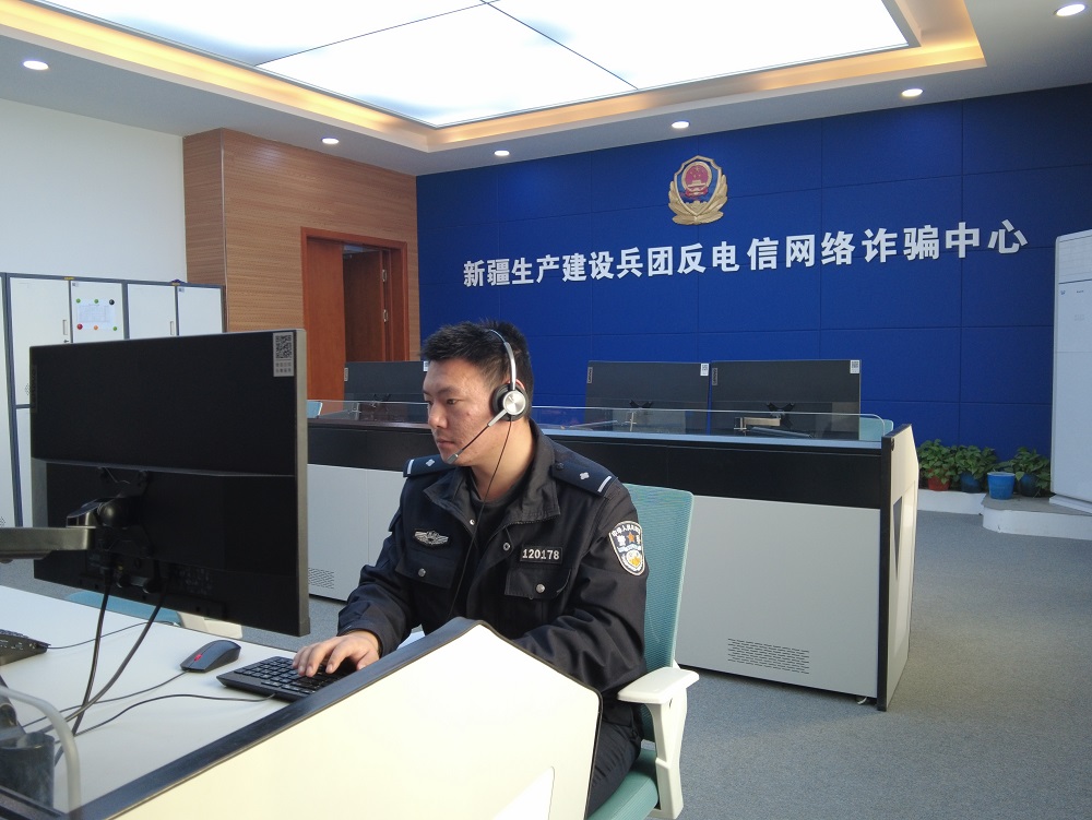 反诈中心民警正在接警。胡杨网记者 李雨浪 摄.jpg