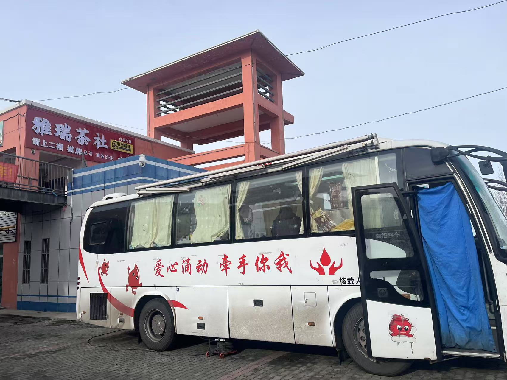 兵团中心血站献血车走进十二师西山农场。.jpg