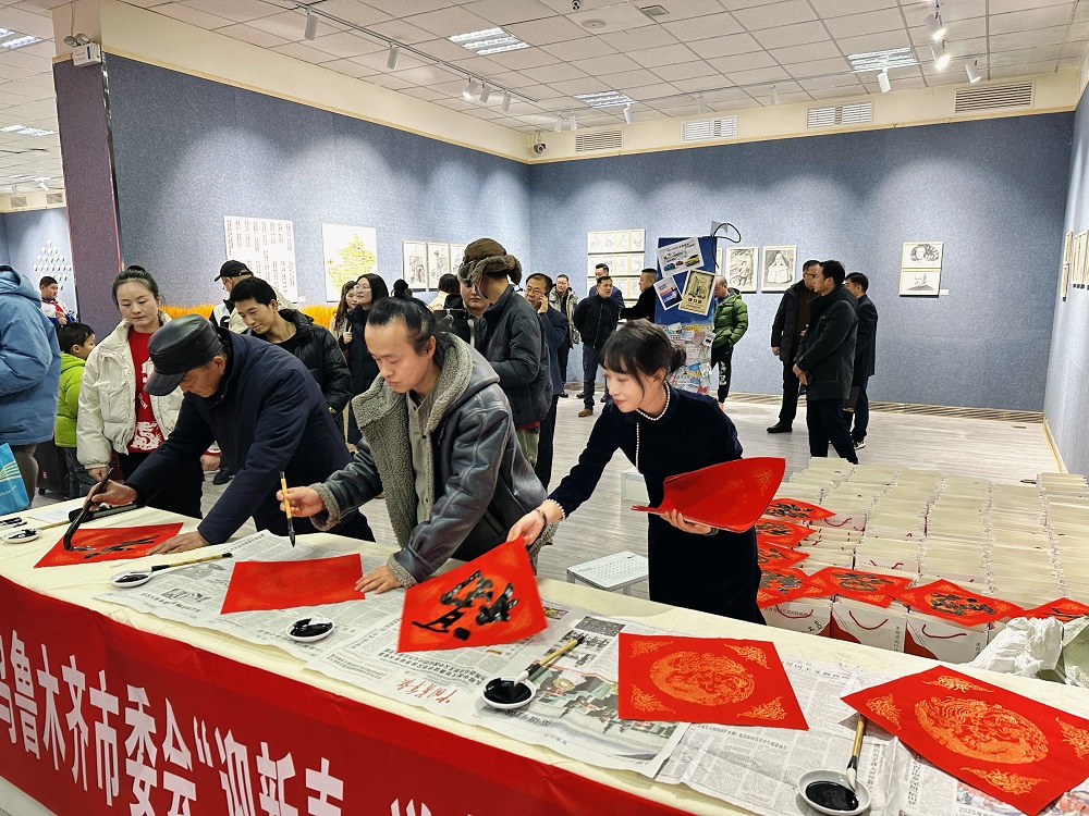 展览中，还推出了送祝福活动，让大众的体验中华民族传统文化。.jpg