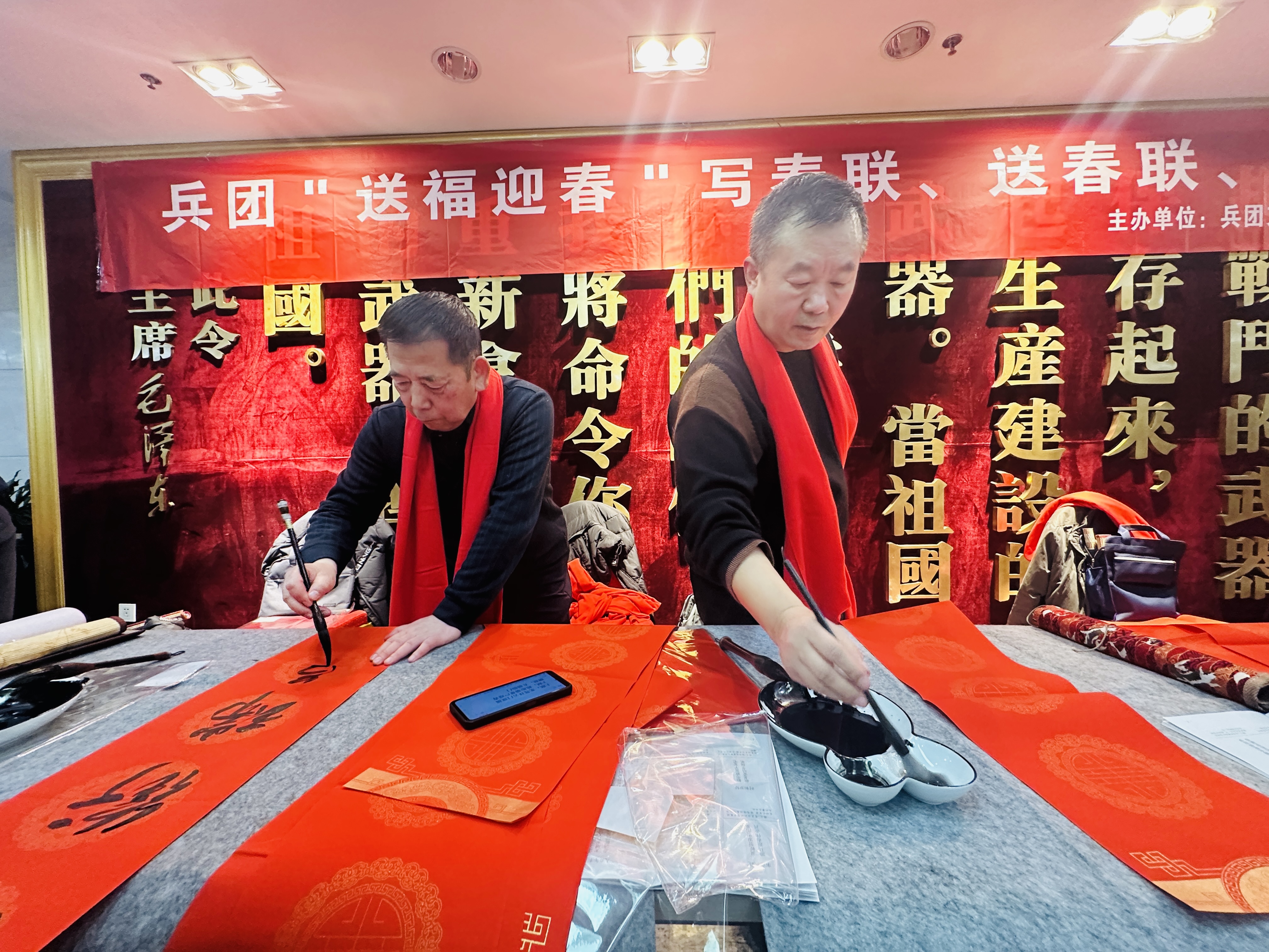 来自兵团文联的书法家们正在挥毫泼墨，书写春联。李萍 摄 (3).jpg