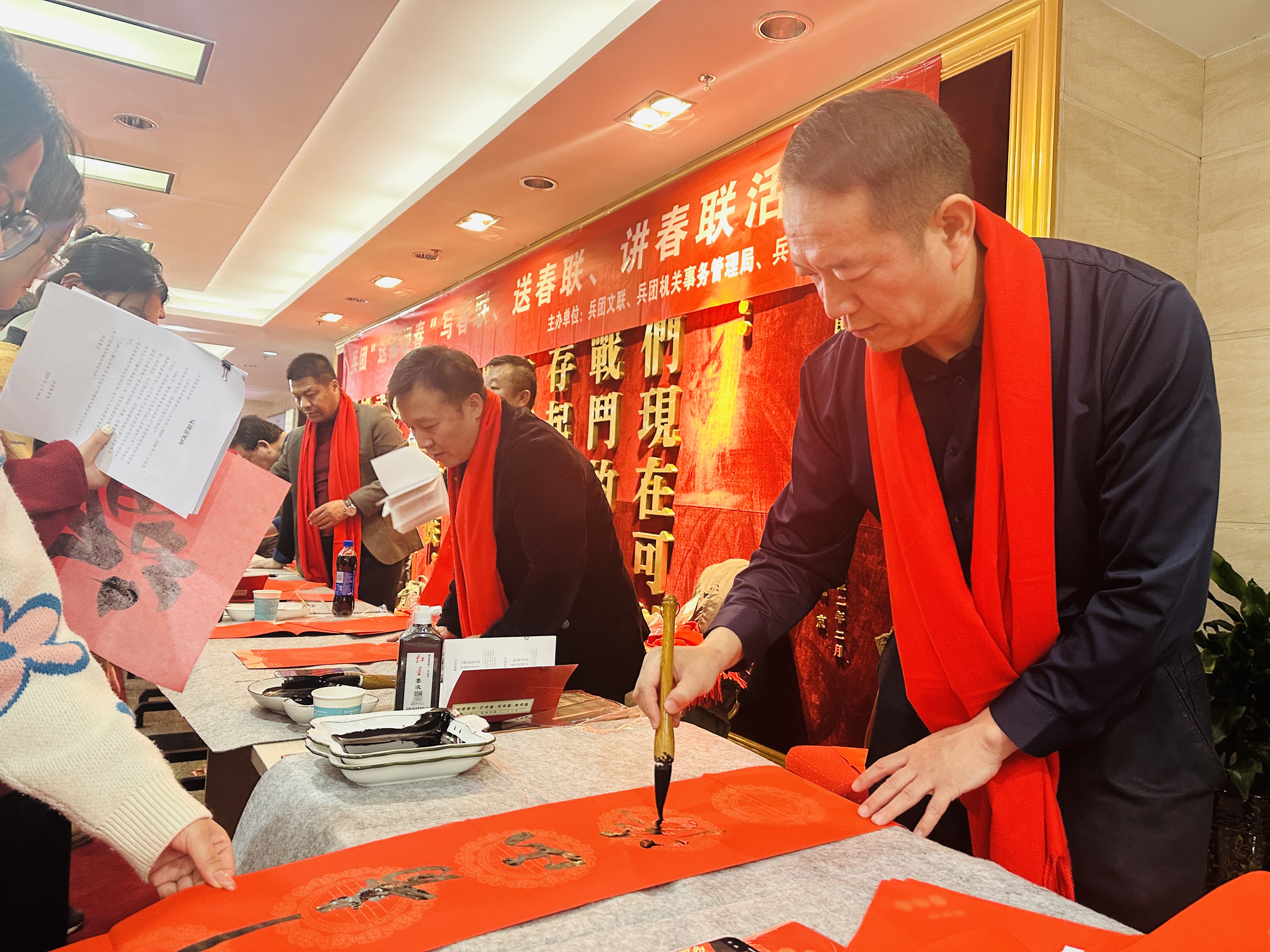 来自兵团文联的书法家们正在挥毫泼墨，书写春联。李萍 摄 (2).jpg