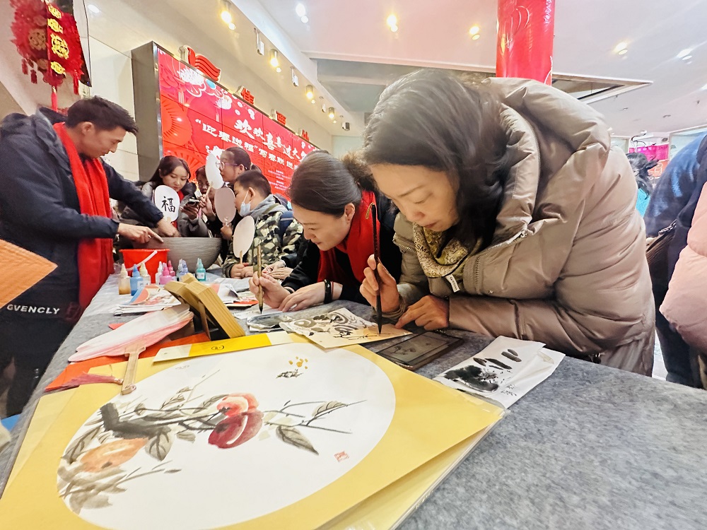 群众正在临摹国画。李萍 摄.jpg