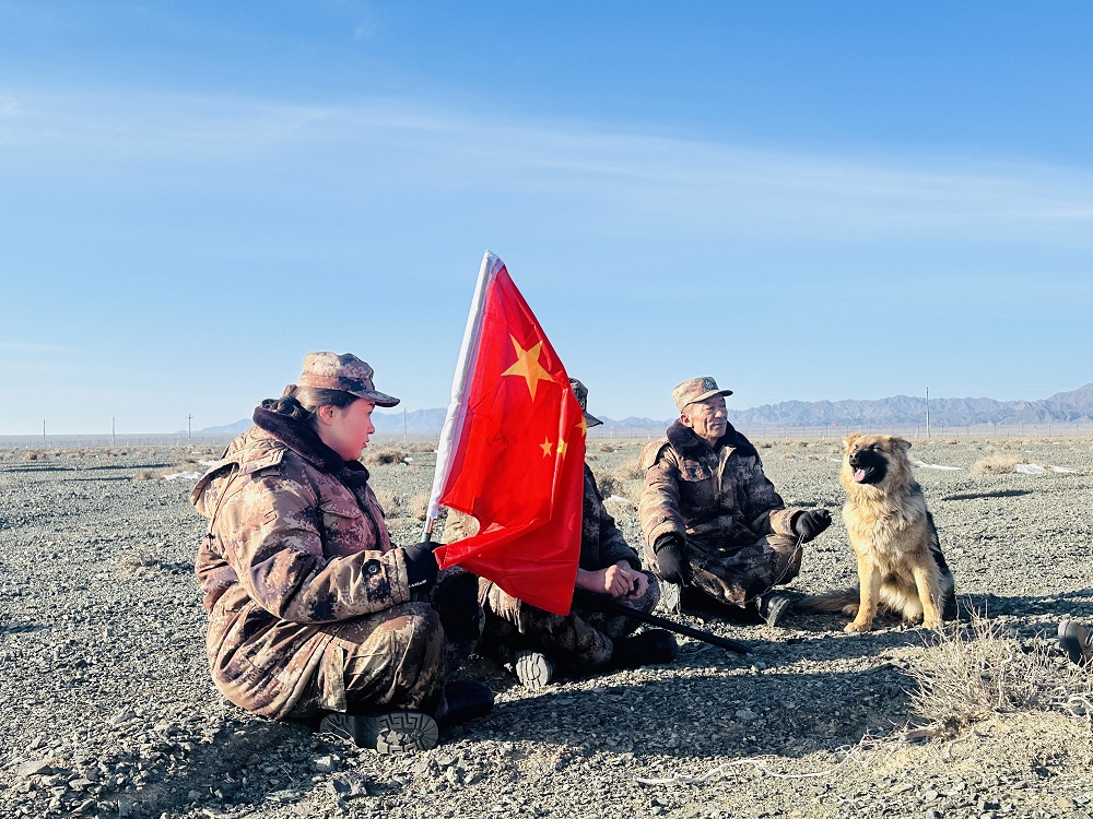 护边员带着护边犬在边防线上进行巡防工作。李萍 李雨浪 摄.jpg