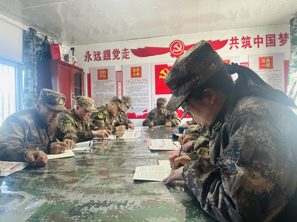 护边员在学习。李萍 李雨浪 摄.jpg
