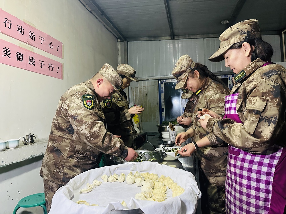 护边员们在一起包饺子。李萍 李雨浪 摄.jpg
