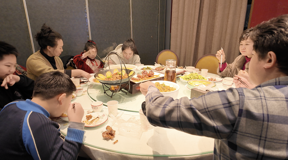 正在吃饭的食客们.jpg