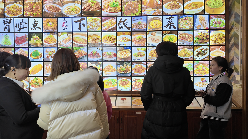 络绎不绝的食客们正在点菜.jpg