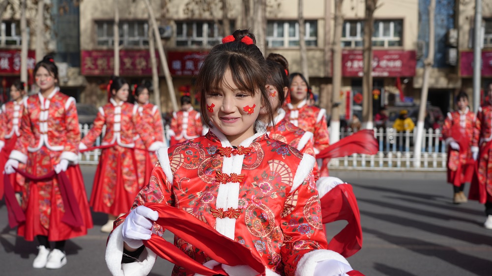 演员用自己的演出送出新春祝福（十四师二二五团供）.jpg