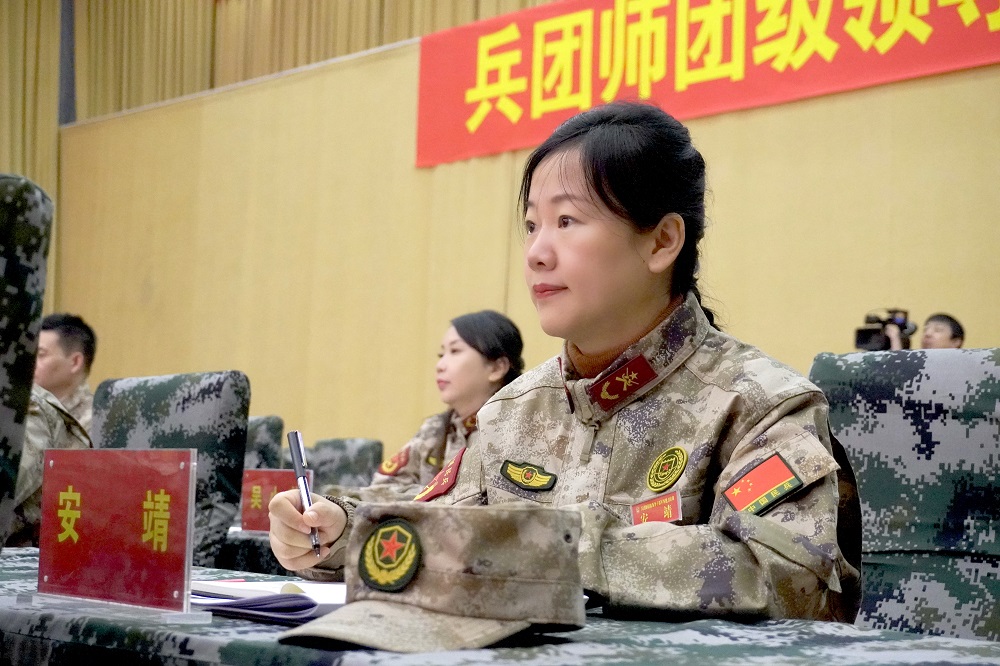 参训学员仔细听课记录笔记。胡杨网唐媛媛摄.jpg