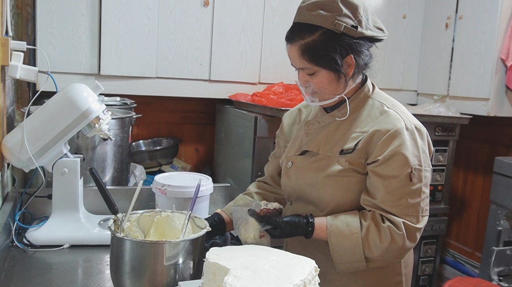 阿尔孜古丽·马木提在制作蛋糕中。胡杨网唐媛媛摄.jpg