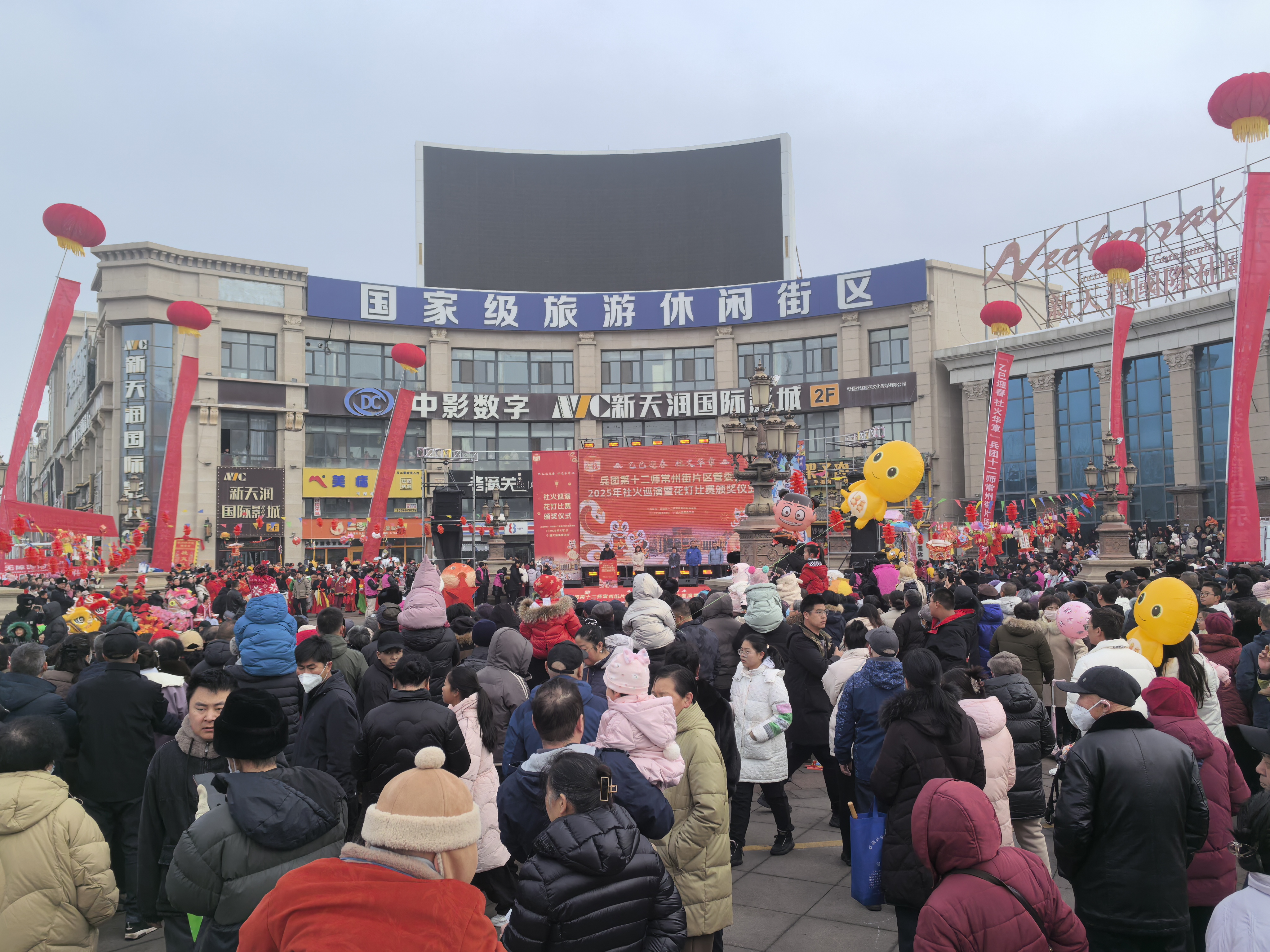 活动现场人山人海。胡杨网记者李雨浪 摄.jpg