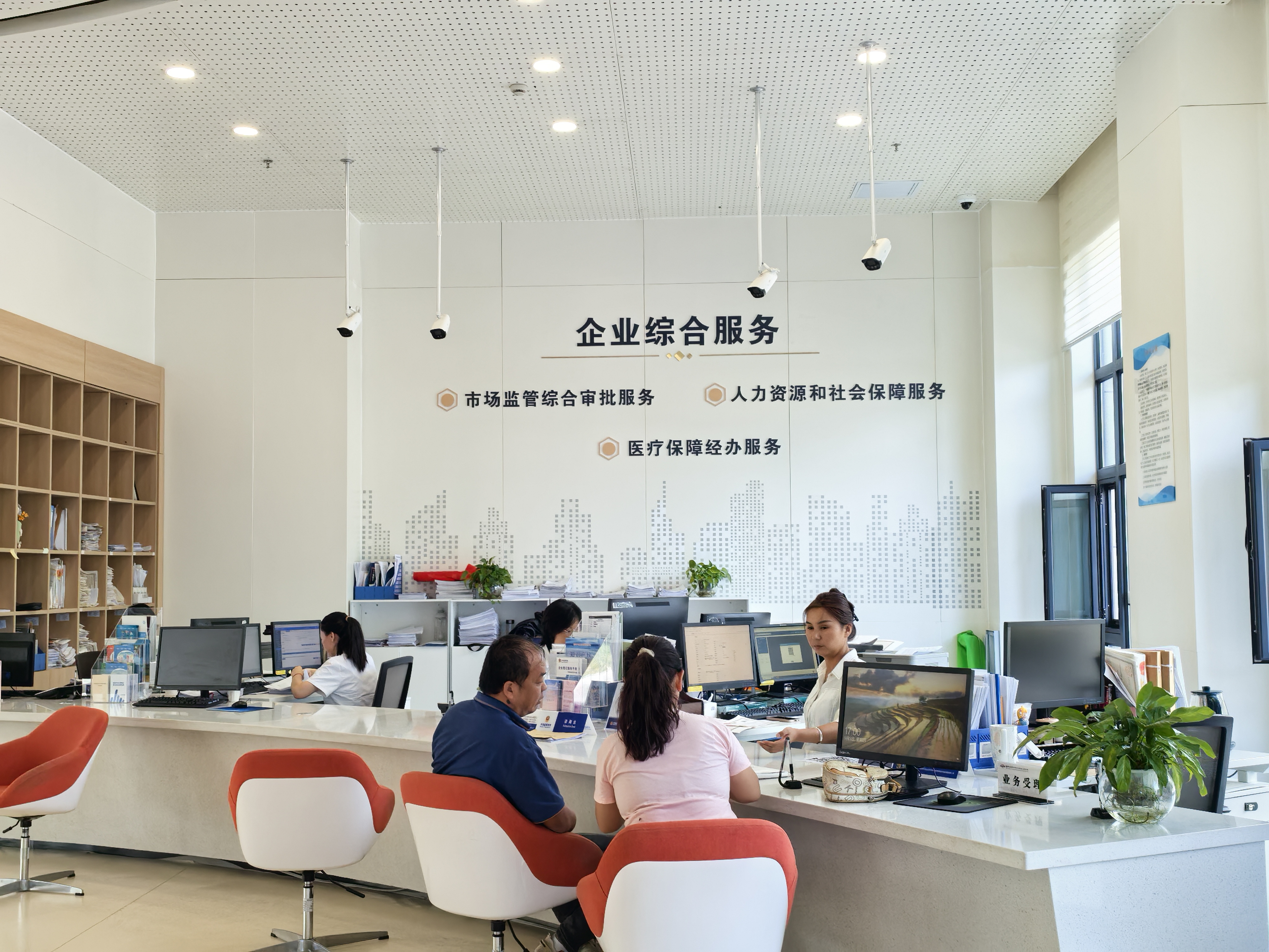 兵团分区企业服务之家里，工作人员正在为企业办理业务。.jpg
