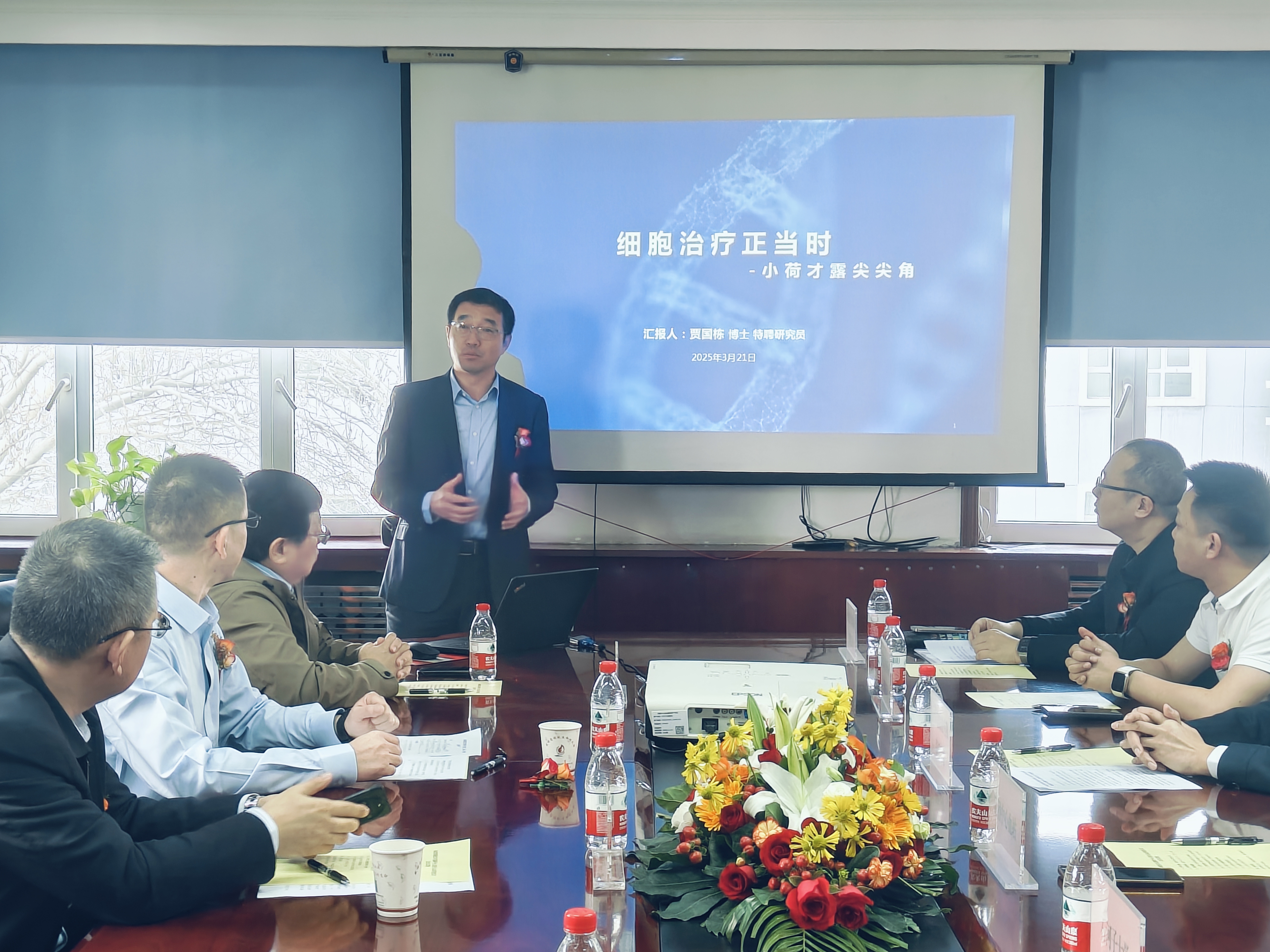 专家在介绍干细胞治疗技术及未来前景。梁艳摄.jpg