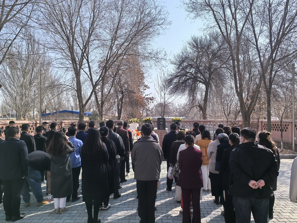 在周春山烈士墓祭扫。胡杨网记者李雨浪 摄.jpg