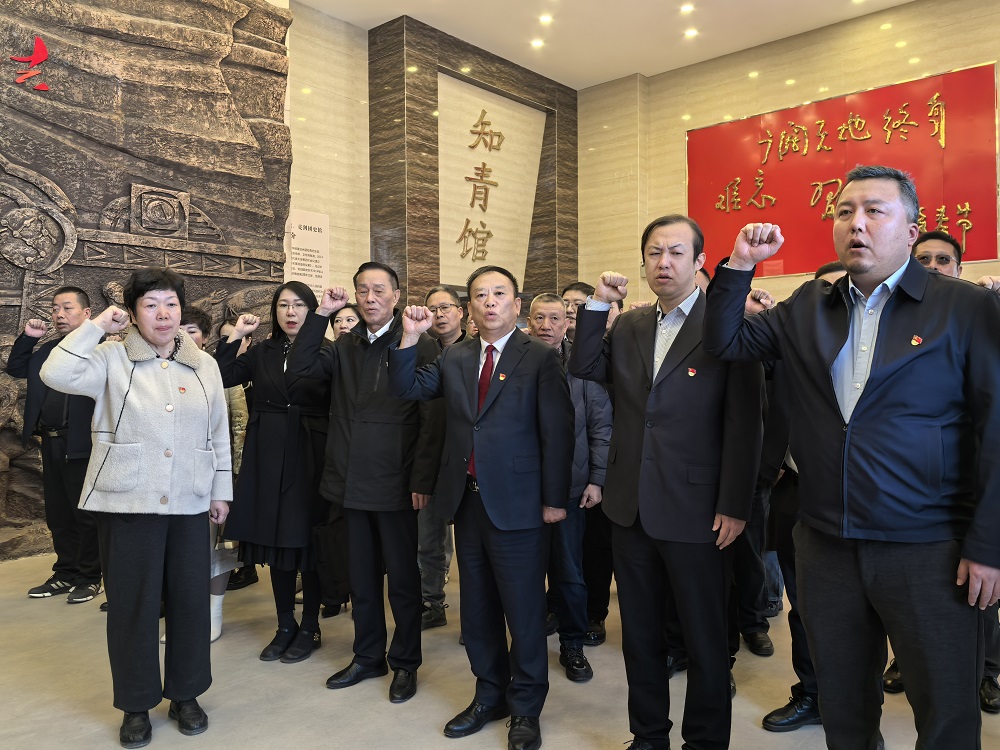 党员宣誓。胡杨网记者李雨浪 摄.jpg