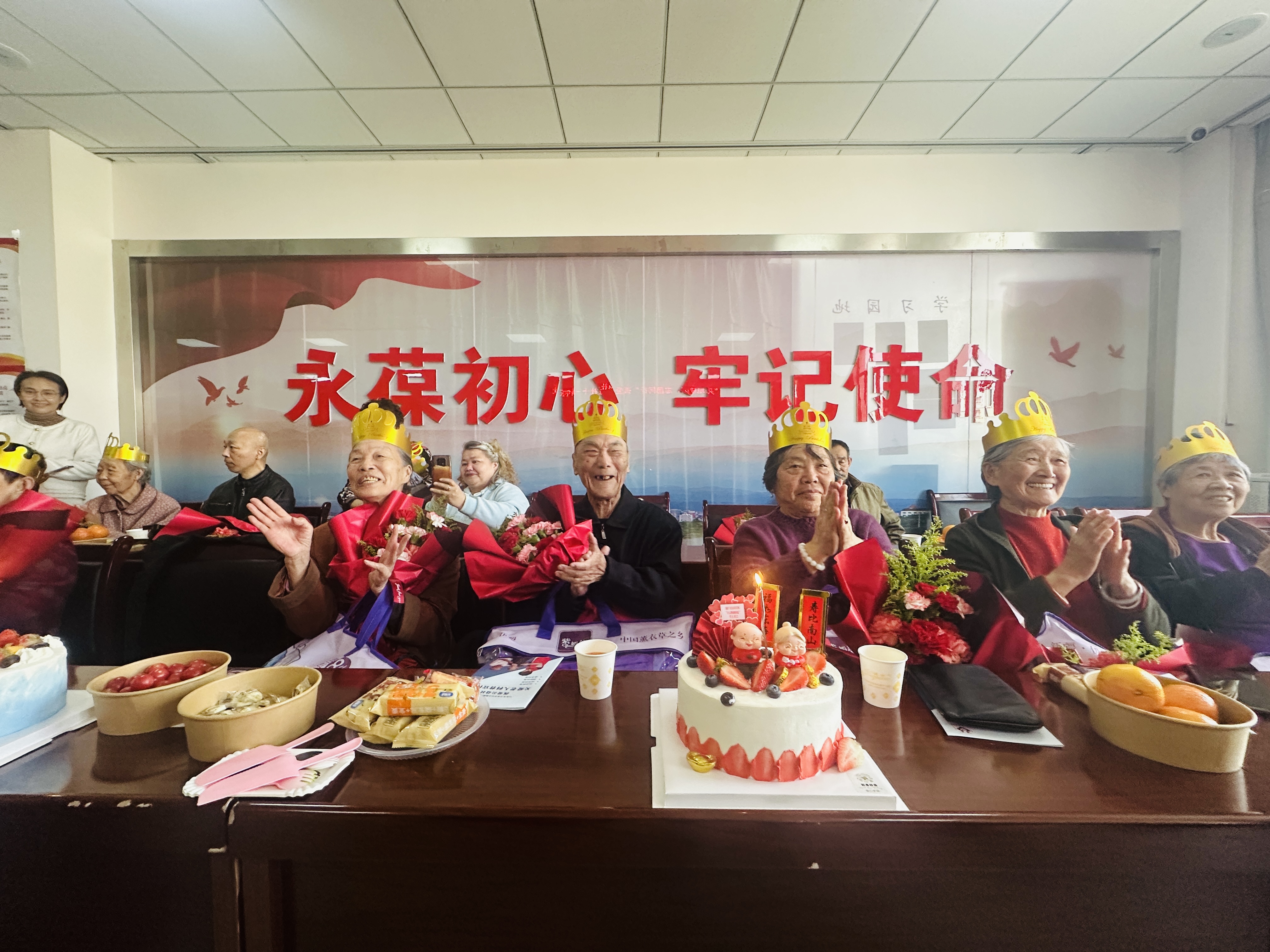 这场“兵地融情 志愿同行” 生日会让兵地老人齐聚一堂，欢乐融融。李萍 摄.jpg