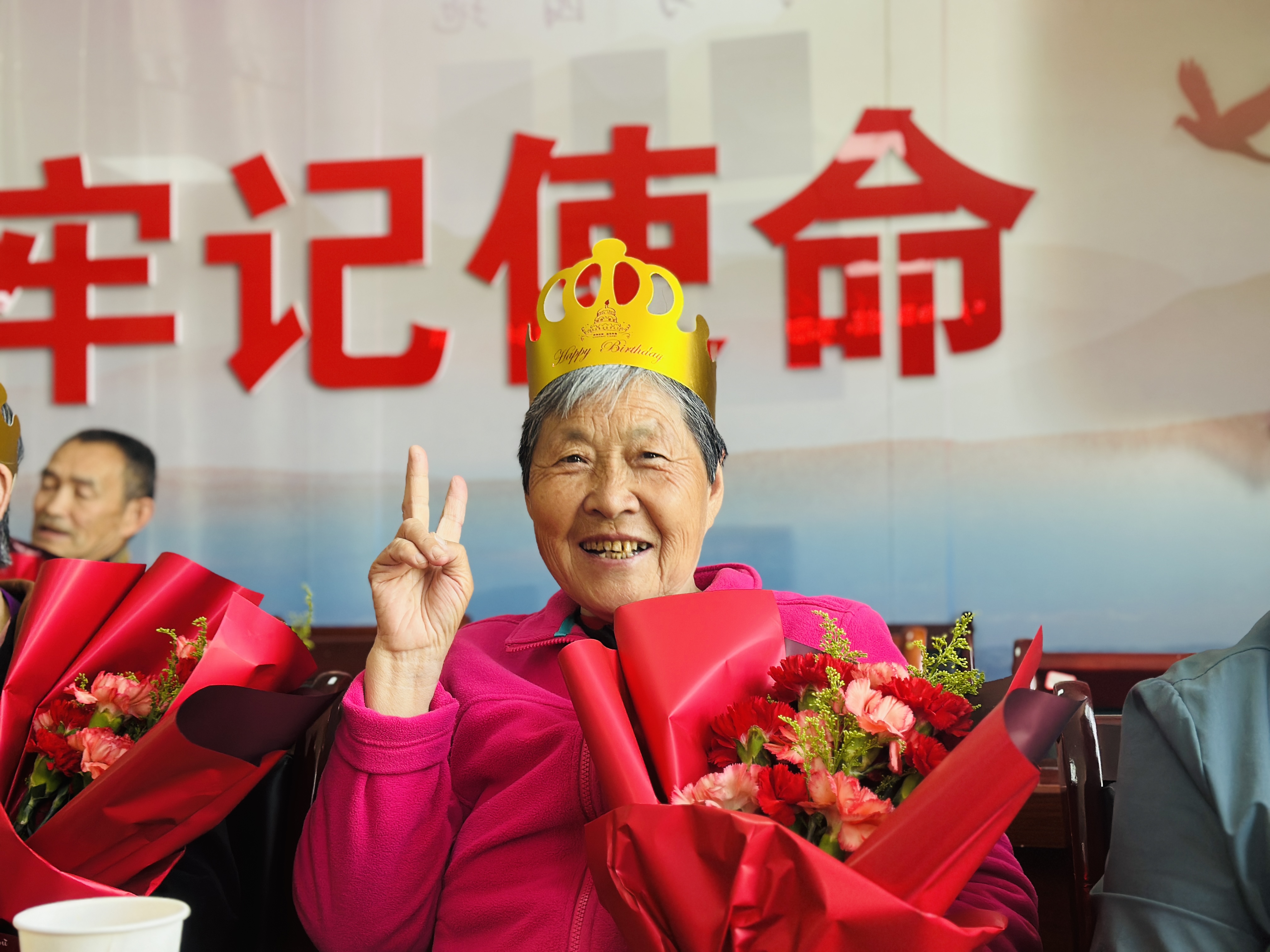78 岁的十二师一〇四团退休职工齐喜英参加了当日的生日会，非常开心。李萍 摄.jpg
