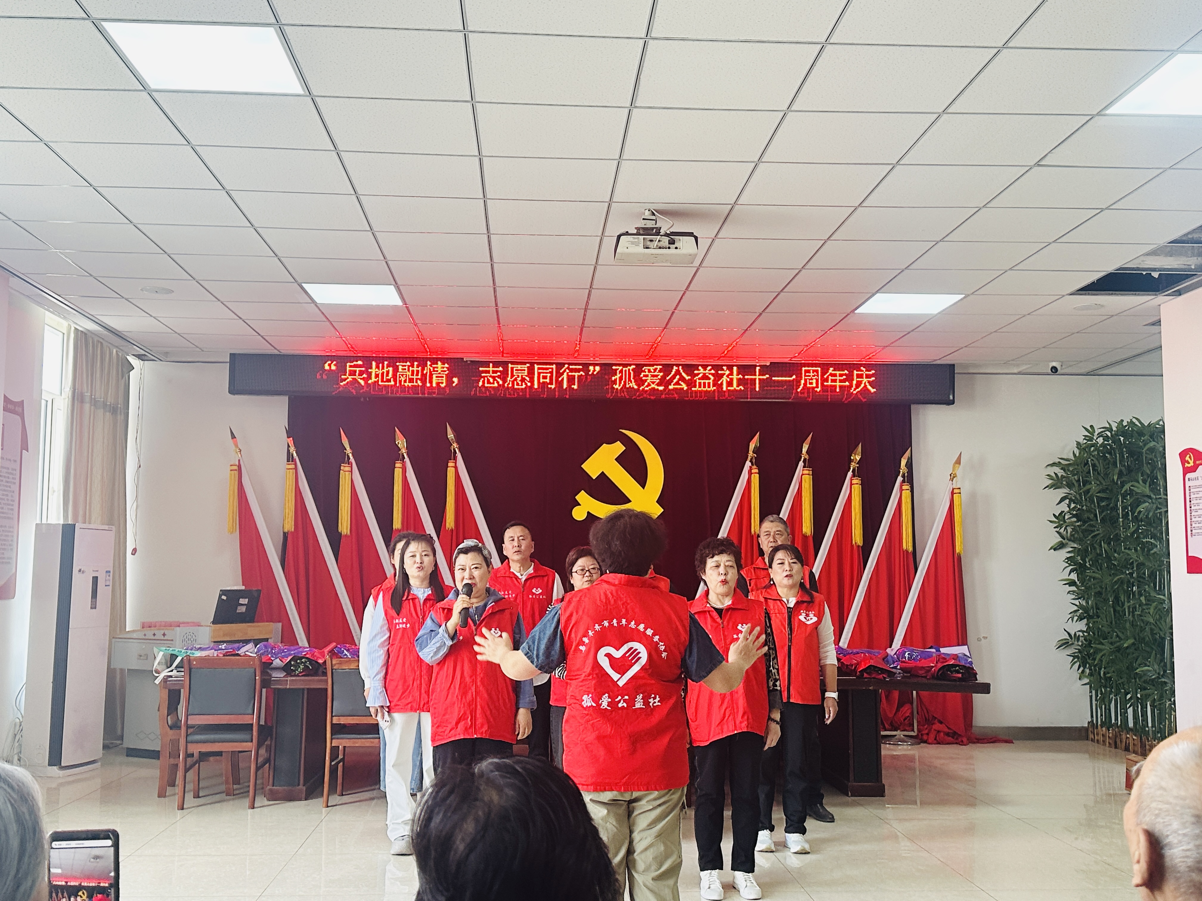 志愿者正在为老人演唱《爱的奉献》。李萍 摄.jpg