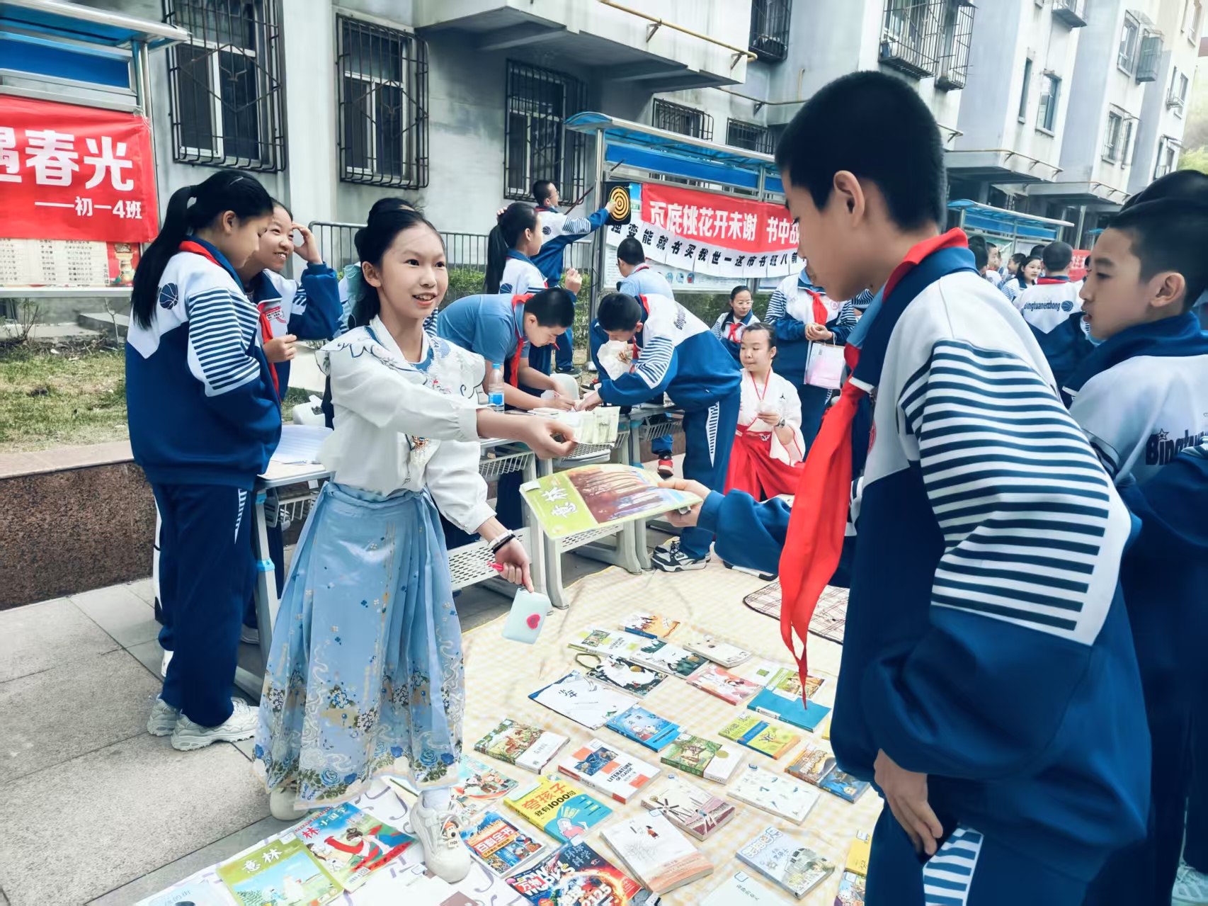 一位同学正在买书。梁艳摄.jpg