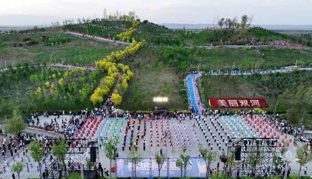 五师双河市“舞悦双河·唱响经典”千人广场舞展演暨千人合唱活动现场.jpg
