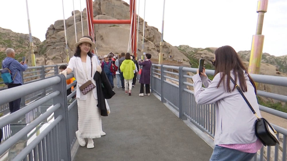 游客在新疆怪石峪风景区打卡拍照.jpg