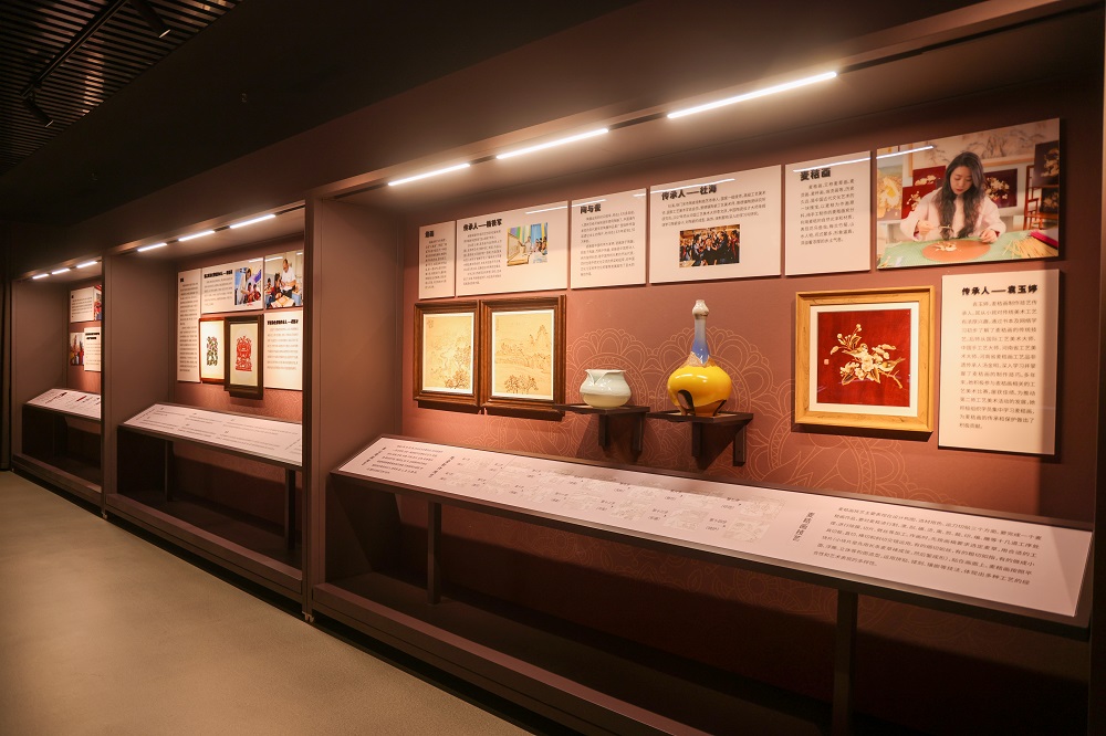 红石榴博物馆展区.jpg