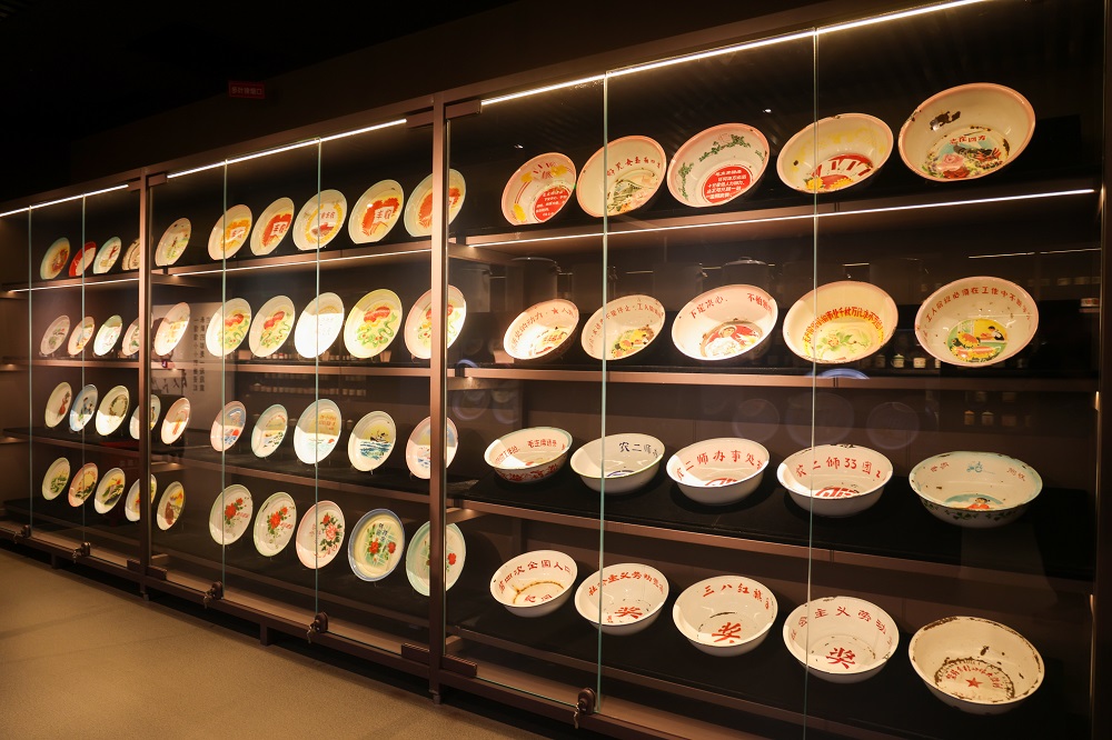 红石榴博物馆搪瓷展区.jpg
