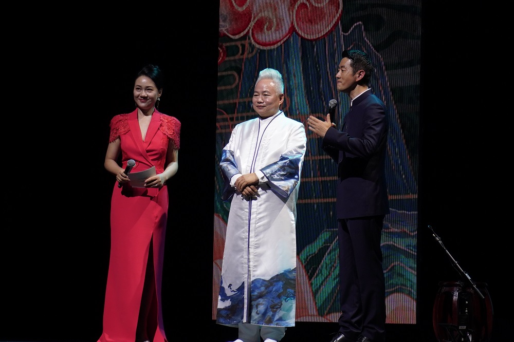 “乐起龟兹”2025琵琶古乐盛典现场，主持人与国乐艺术家方锦龙互动.jpg