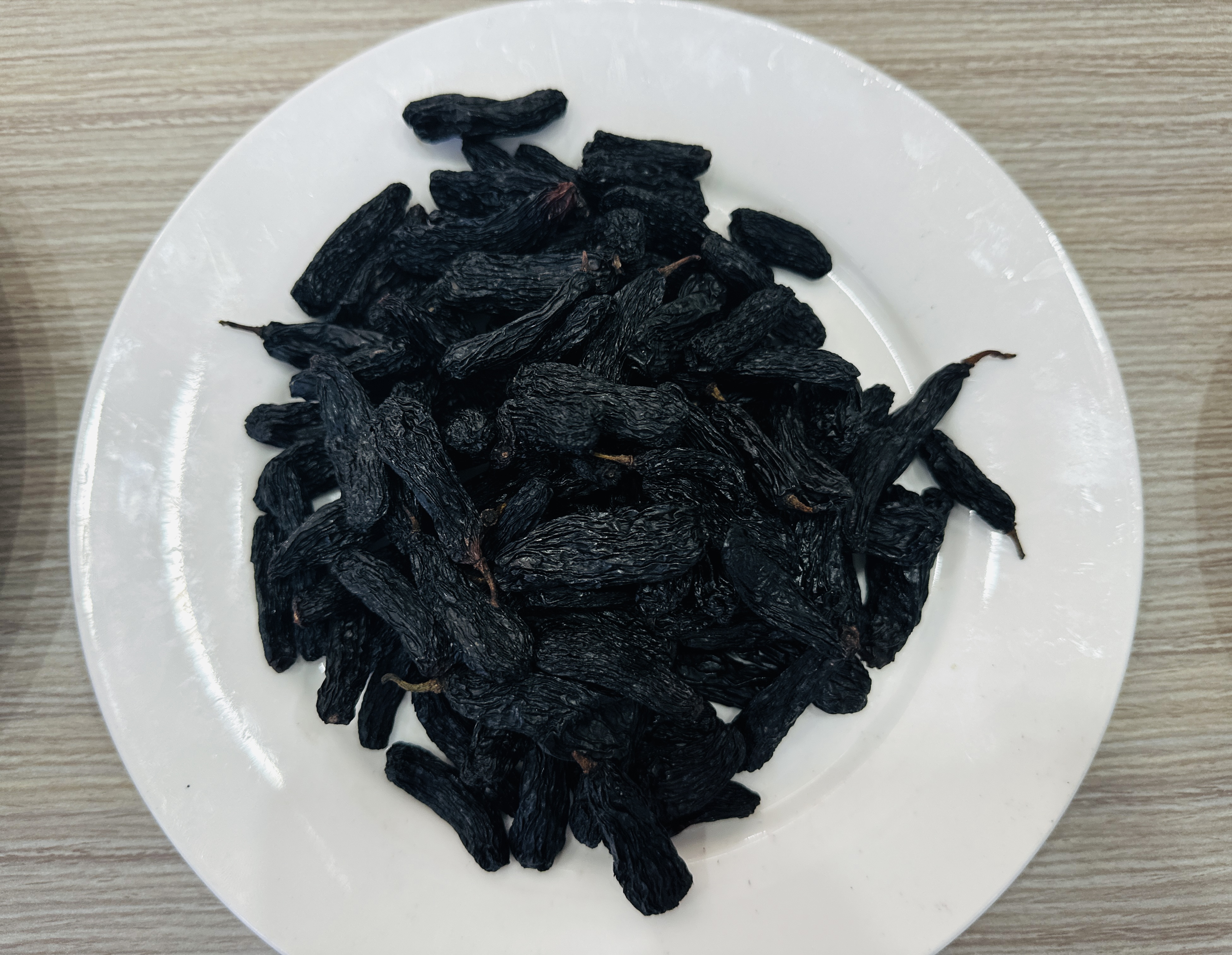 第八师一四二团十一连投建葡萄烘设备后，烘制的葡萄干成品。李萍 摄.png