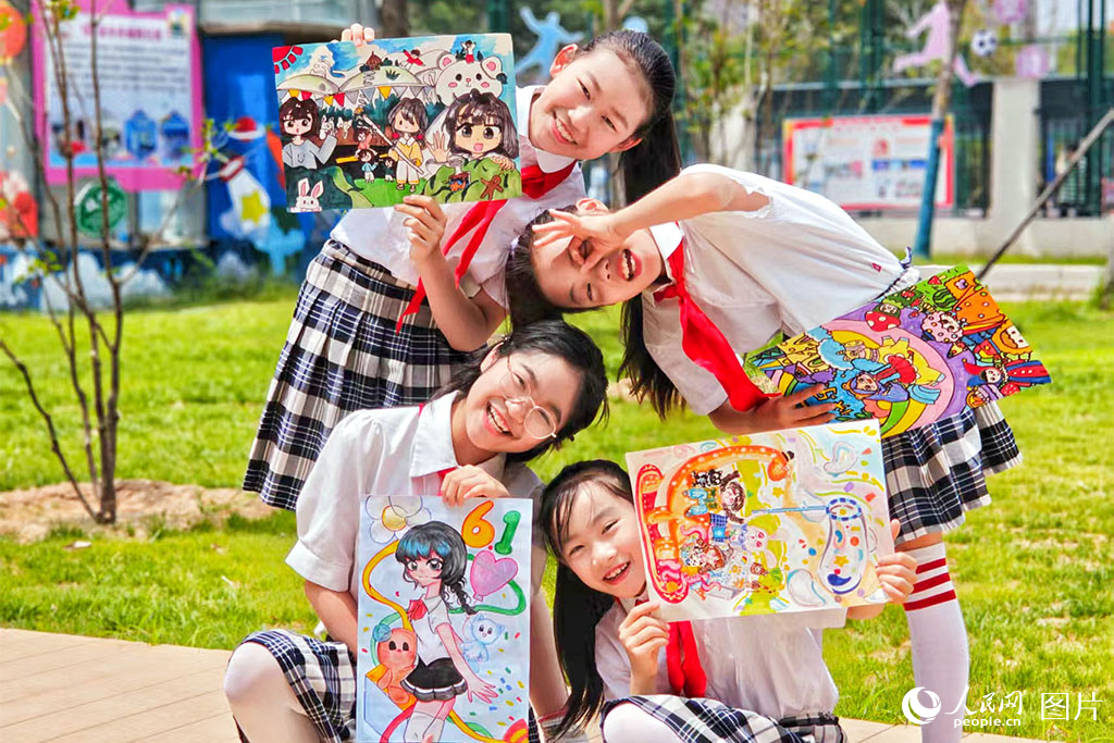2025年5月30日，河南省郑州市二七区漓江路小学，同学们用画笔画出一张张充满童年趣味的绘画作品，庆祝六一。人民网 霍亚平摄