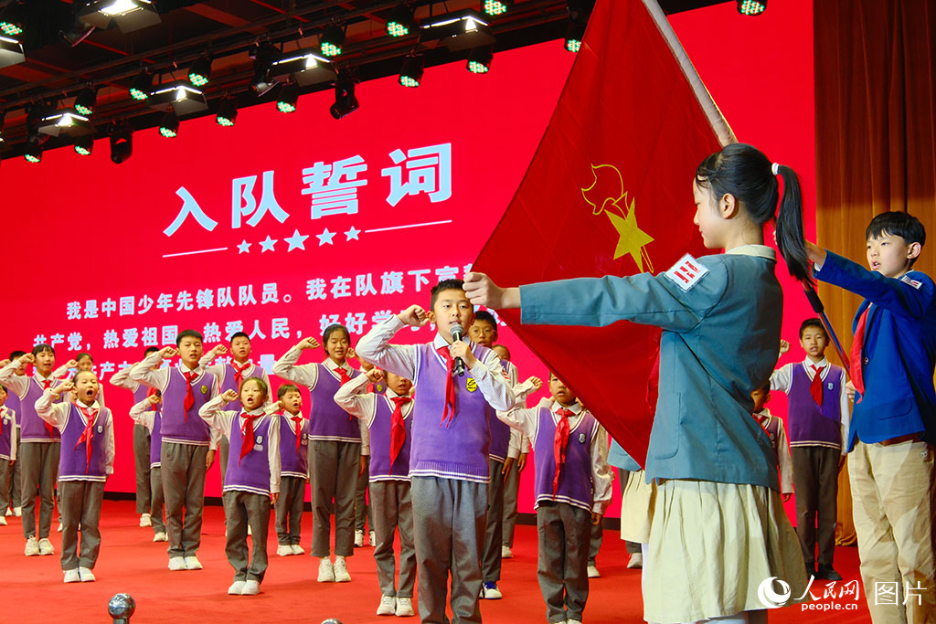 2025年5月29日，在云南省昆明市盘龙区“六一”国际儿童节暨主题队日活动现场，学生们正在宣誓入队。人民网记者 庄志斌摄